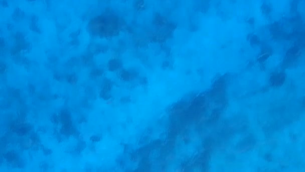 Widok z lotu ptaka natura relaksującej plaży czas przez błękitną lagunę i białe piaszczyste tło — Wideo stockowe