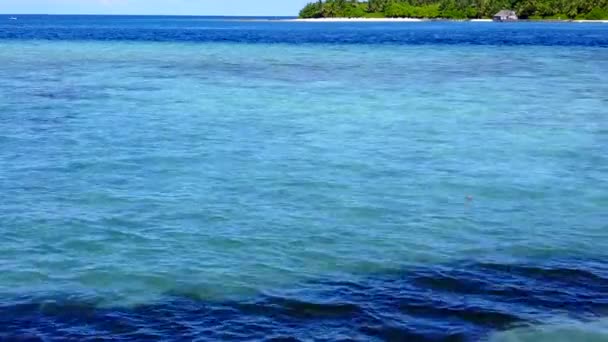 Paisagem aérea de férias relaxantes praia resort por mar azul e fundo de areia branca — Vídeo de Stock