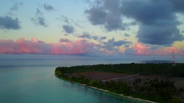 Veduta aerea astratta di idilliaca spiaggia turistica viaggio dal mare blu con sfondo sabbioso pulito — Video Stock