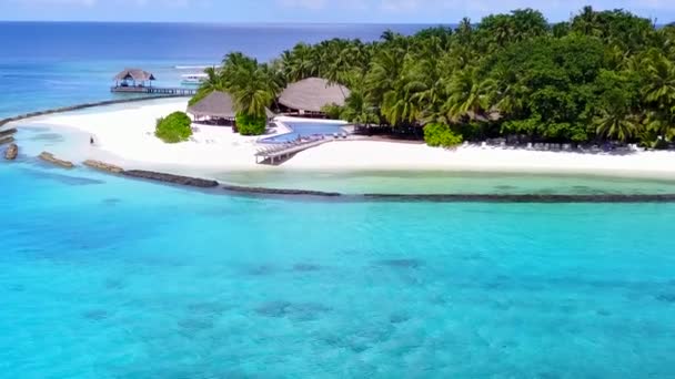Paisagem aérea drone de luxo vista mar viagem de praia por azul oceano verde com fundo de areia branca — Vídeo de Stock