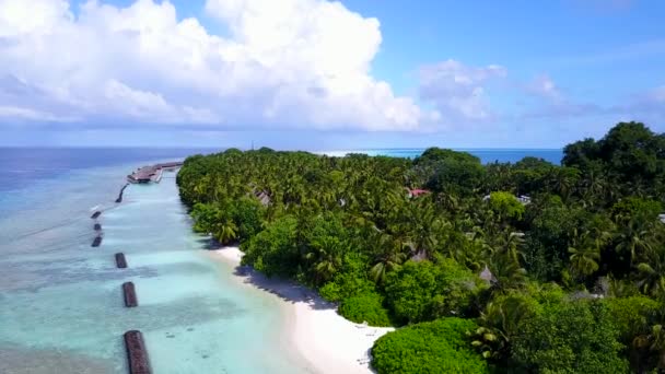 Vista aérea de viaje de playa resort paraíso viaje por mar azul y fondo de arena blanca — Vídeos de Stock