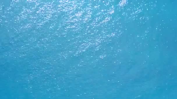 透明海洋与白沙背景下的豪华海滨观光空中无人旅游 — 图库视频影像