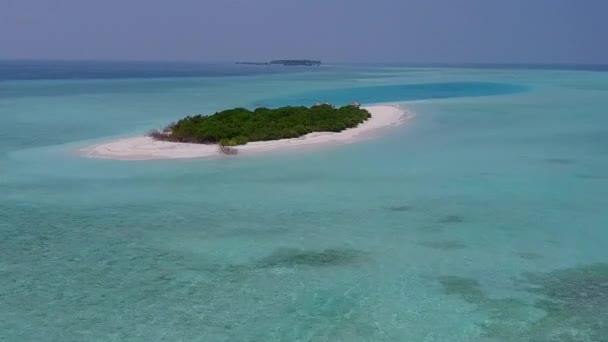 Luchtfoto abstract van prachtige baai strand levensstijl door blauw groene oceaan met witte zandachtergrond — Stockvideo