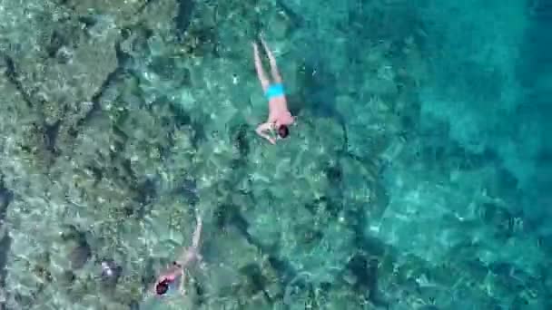 Paisagem aérea drone de férias de praia de baía tropical por lagoa azul e fundo de areia branca — Vídeo de Stock