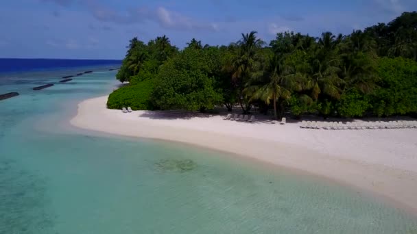 Sifat drone udara dari gaya hidup pantai pulau yang sempurna oleh air biru aqua dan latar belakang berpasir putih — Stok Video