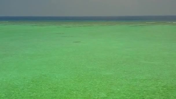 해변에서의 평온 한 생활 양식, 하얀 모래사장이 있는 푸른 물 — 비디오
