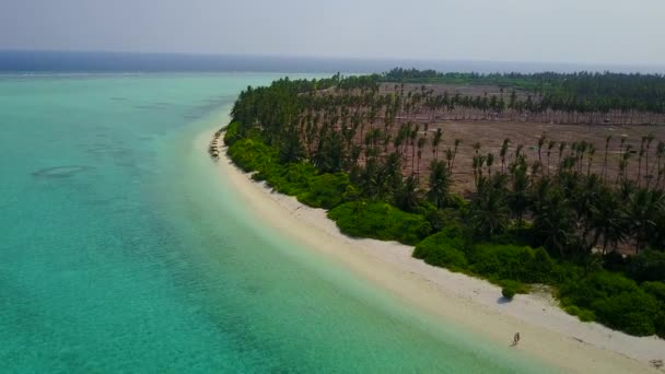 Letecký drone turistiky krásné moře pohled pláž přestávka od jasného oceánu a bílého písku pozadí — Stock video