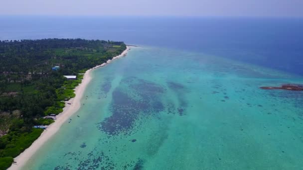 Flygfoto drönare natur tropisk kust strand livsstil av blå grönt hav och vit sand bakgrund — Stockvideo