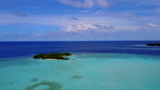 青いラグーンと白い砂浜の背景による静かな島のビーチの旅の空中ビューの性質 — ストック動画