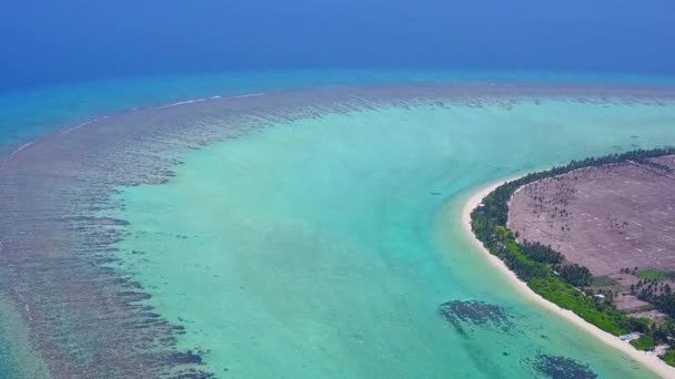 Aerial drone krajobraz morskiego kurortu plaża podróż przez błękitne morze i białe piaszczyste tło — Wideo stockowe