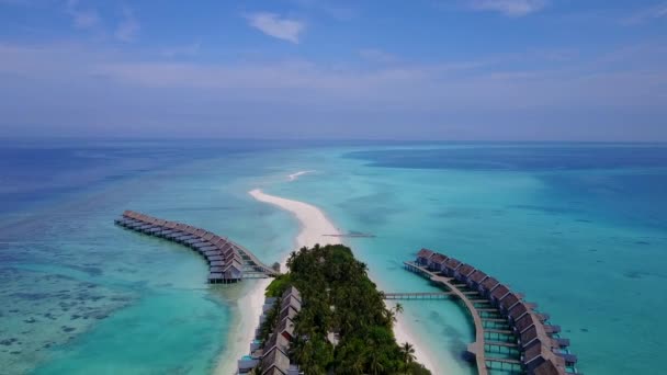 Drohnenhimmel von exotischer Küste Strandurlaub an blauer Lagune mit hellem Sandhintergrund — Stockvideo