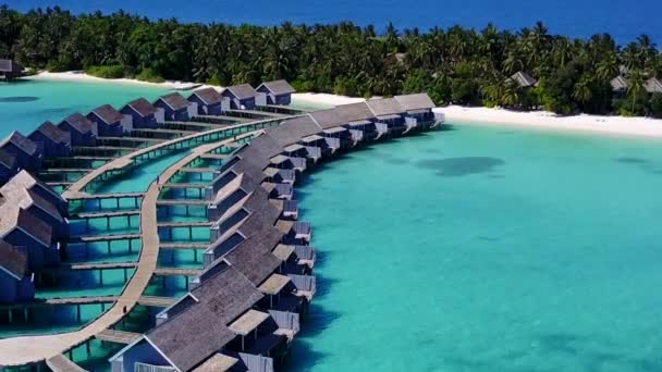 Panorama aéreo de exóticas vacaciones en la playa de resort por laguna clara y fondo de arena blanca — Vídeos de Stock