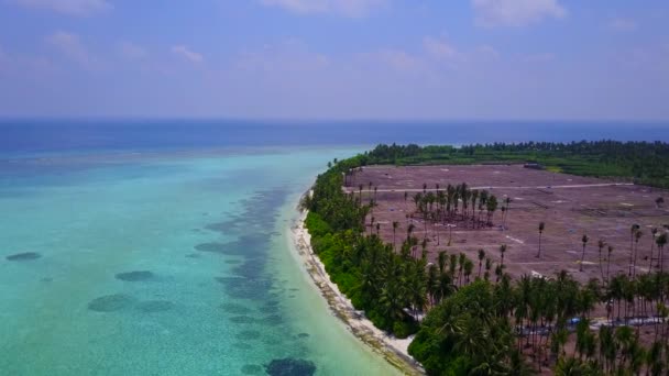 Drohne Luftaufnahmen von exotischen Küste Strand Urlaub am blauen Meer mit weißem Sand Hintergrund — Stockvideo