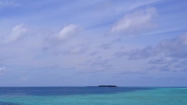 Luftaufnahme Abstrakt von Luxus-Resort Strand Tierwelt durch türkisfarbenen Ozean und weißen Sandhintergrund — Stockvideo