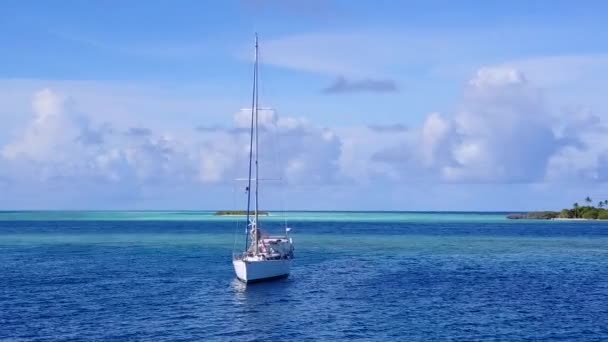 白い砂浜の背景を持つ青い海による豪華な海岸のビーチアドベンチャーの空中ドローンの空 — ストック動画