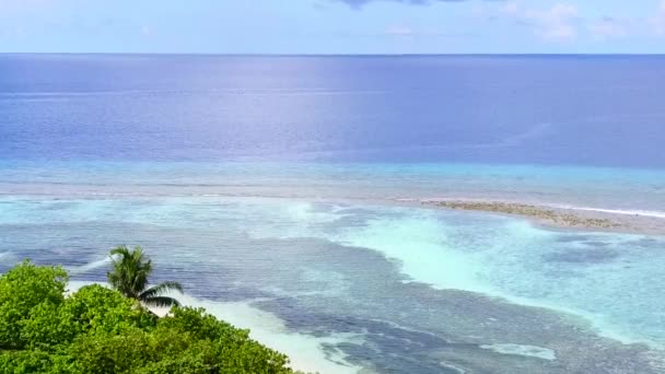 Mavi su ve beyaz kum arka planının mükemmel turist plajı gezisinin insansız hava aracı dokusu. — Stok video