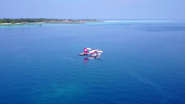 Aereo drone cielo della costa marina spiaggia stile di vita da mare limpido e sfondo di sabbia bianca — Video Stock