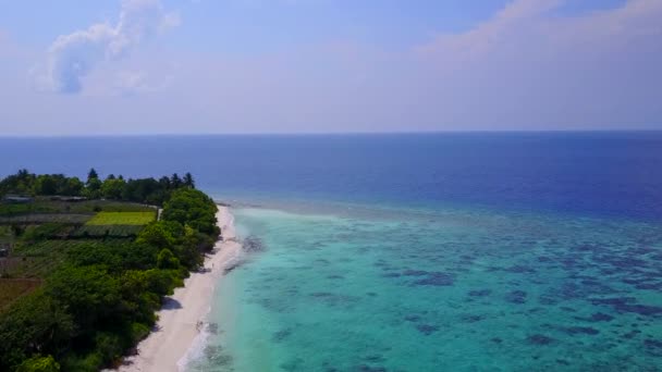 Luftfahrt von Meeresinsel Strandabenteuer durch blaue Lagune und sauberen Sandhintergrund — Stockvideo