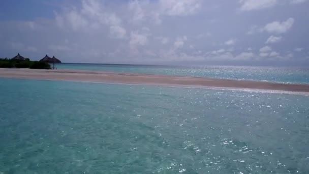 Krajobrazy lotnicze rajskiego wybrzeża czas plaży przez czyste morze i białe piaszczyste tło — Wideo stockowe