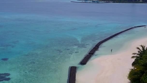 Aerial drone krajobraz luksusowej linii brzegowej plaży przerwa przez płytkiej wody z czystym tle piaszczystym — Wideo stockowe