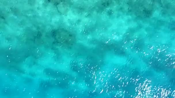 Paisaje marino de drones aéreos de idílico viaje a la playa con vista al mar por agua azul aguamarina y fondo de arena blanca — Vídeos de Stock