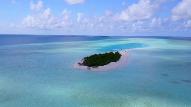 Niebo lotnicze egzotycznej zatoki podróży plaży przez turkusowy ocean i białe piaszczyste tło — Wideo stockowe