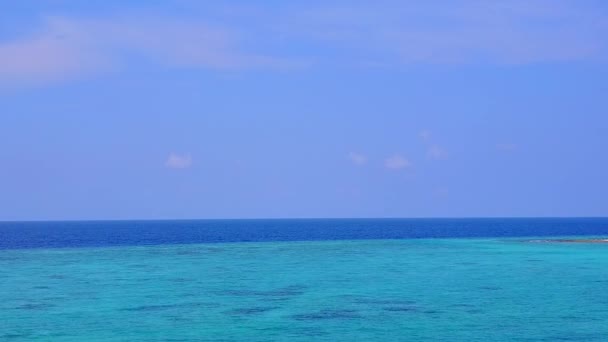 Беспилотный воздушный туризм спокойного острова приключения на пляже аква-голубой водой и чистым песчаным фоном — стоковое видео