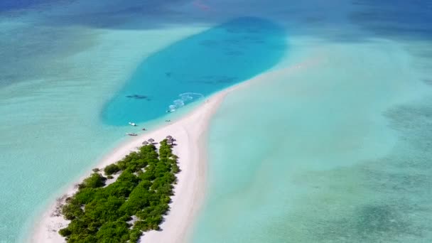 Luchtfoto landschap van idyllische kust strand levensstijl door blauwe oceaan en schone zandachtergrond — Stockvideo