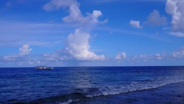 Drone άποψη φύση ειδυλλιακή θέα στη θάλασσα διακοπές στην παραλία με γαλάζια νερά με λευκό αμμώδη φόντο — Αρχείο Βίντεο