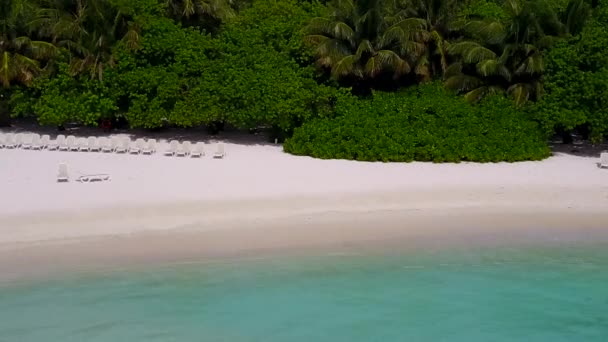 Viagem aérea drone de viagem de praia costa paradisíaca por água azul e fundo de areia branca — Vídeo de Stock