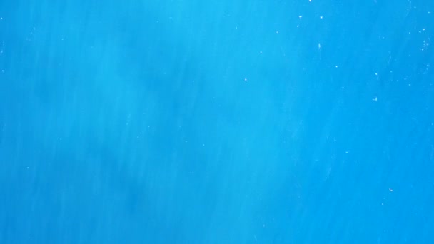 蓝绿色海洋和白色沙尘背景下美丽的海景海滩之旅的空中无人飞机海景 — 图库视频影像