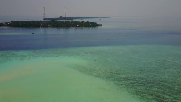 Drone turismo aereo di idilliaca spiaggia sul mare tempo dal mare blu e sabbia pulita sfondo — Video Stock