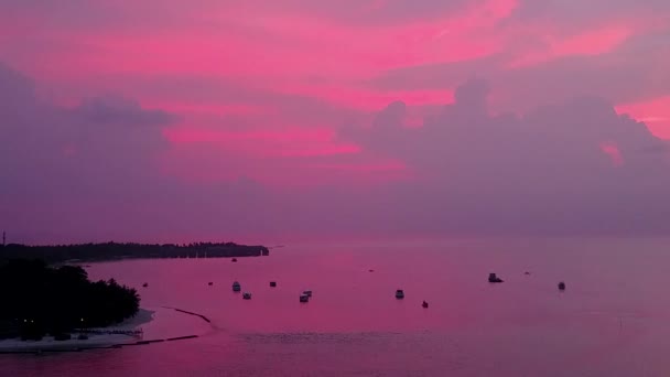 Drönare utsikt himmel tropisk havsutsikt strand paus av klart vatten och vit sand bakgrund — Stockvideo