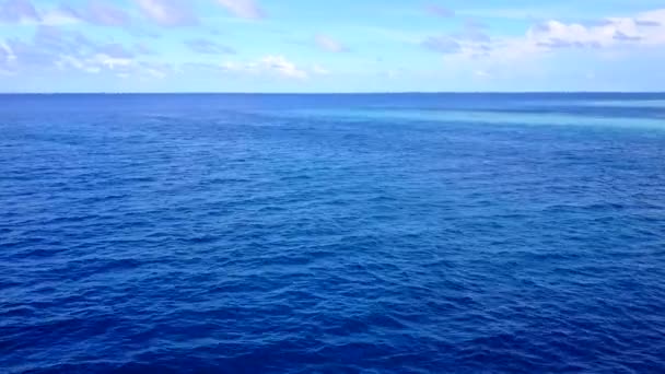 Ciel aérien de vacances idylliques à la plage dans la baie par lagune bleue et fond sablonneux propre — Video