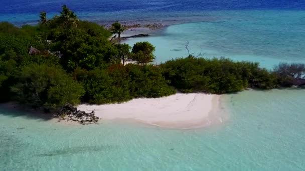 Drone turismo vista de la laguna de lujo tiempo de playa por el agua transparente y fondo de arena blanca — Vídeos de Stock