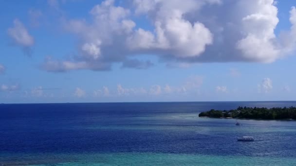Letecký dron panorama tropického zálivu pláž cesta modrou vodou s bílým písečným pozadím — Stock video