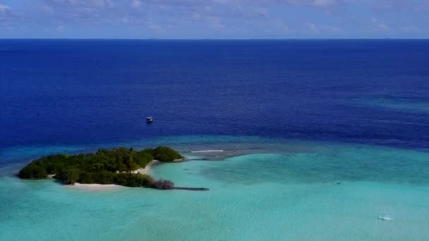 Drone hemel van paradijs resort strand breken door blauwe zee en witte zandachtergrond — Stockvideo