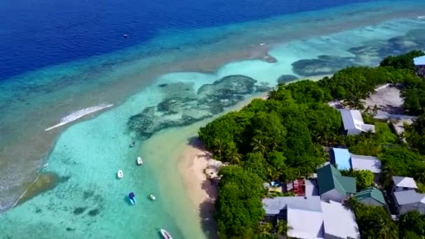 Flygfoto resa idyllisk lagun strand resa med blå hav med vit sand bakgrund — Stockvideo