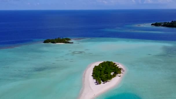 蓝海白沙背景下宁静的岛上海滩度假的空中天空 — 图库视频影像