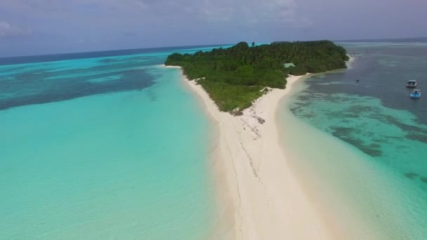Luftbild der perfekten Bucht Strand Pause durch blaue Lagune und weißen Sand Hintergrund — Stockvideo