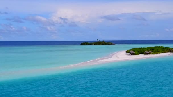 Drone paisaje marino de la costa tropical viaje de playa por la laguna azul y brillante fondo arenoso — Vídeos de Stock