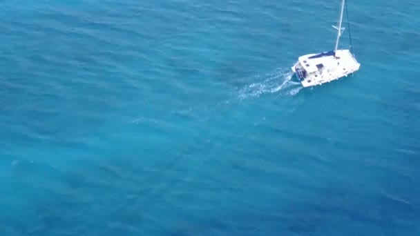 Drone luchttoerisme van rustige kust strand vakantie door blauwe lagune met wit zand achtergrond — Stockvideo