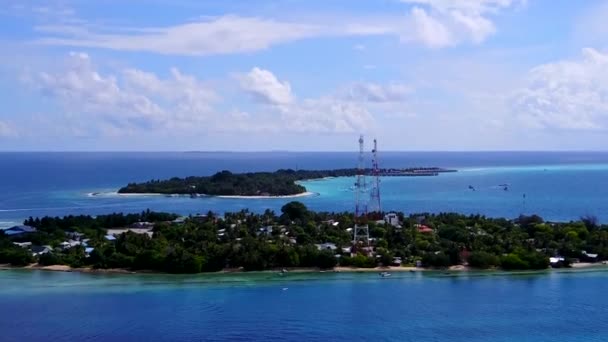 青いラグーンと白い砂浜の背景による海洋観光ビーチの休憩の空中景色 — ストック動画