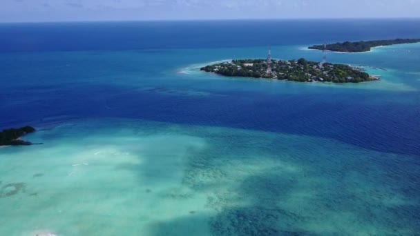 Viaje aéreo de idílica laguna de playa rota por océano azul con fondo de arena blanca — Vídeo de stock