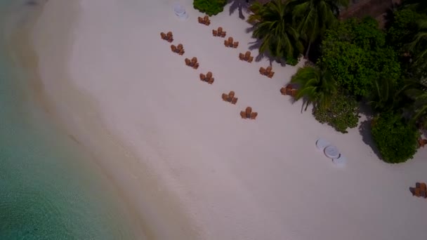 Панорама повітряного безпілотника ідеального пляжного відпочинку на прозорому морі та яскравому піщаному фоні — стокове відео