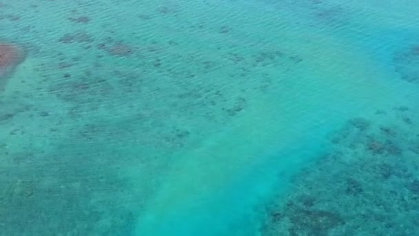 Воздушная текстура пляжа тропического побережья прорывается чистым океаном на белом песчаном фоне — стоковое видео