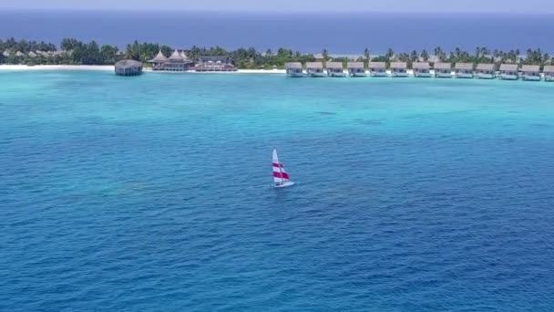 Вид на беспилотник природа тропического морского побережья путешествие на чистом море и белом песке фоне — стоковое видео