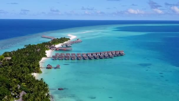 Luftpanorama von exotischen Strand brechen von transparentem Wasser mit weißem Sand Hintergrund — Stockvideo
