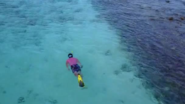 Drone panorama aéreo de la playa turística tropical romper por el agua verde azul con fondo de arena blanca — Vídeos de Stock