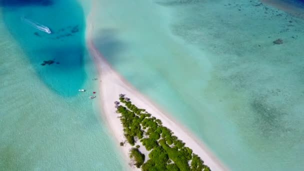 Drone paisaje marino aéreo de la costa tropical aventura de playa por el océano azul del aqua y fondo arenoso limpio — Vídeos de Stock